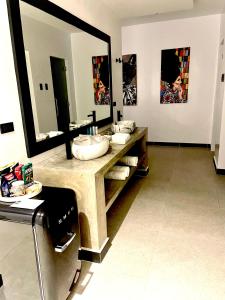 道伊斯Epic Suites Bohol ADULTS ONLY的一间带两个盥洗盆和大镜子的浴室