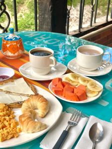 瓜塔佩Oak Tree house的餐桌,盘子上放着食物和咖啡