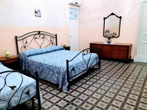 贝尔帕索Etna的一间卧室配有两张床、一个梳妆台和镜子