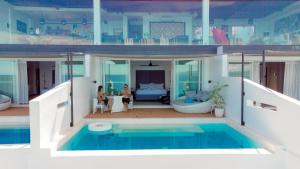 道伊斯Epic Suites Bohol ADULTS ONLY的一座带游泳池和客厅的房子