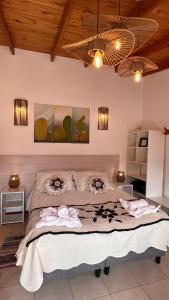 塔菲德尔瓦勒Apart del Valle的一间卧室设有一张大床,墙上挂有两幅画作