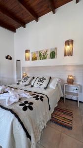 塔菲德尔瓦勒Apart del Valle的卧室配有一张带毯子的大型白色床