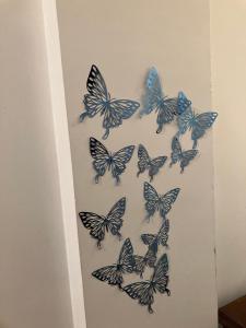 博尔戈圣达尔马佐Alloggio MARIPOSA的墙上的一群蓝色蝴蝶