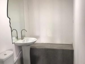AshtarakASHTARAK REST ZONE的白色的浴室设有水槽和镜子