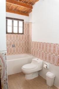 伊察HAWKA的浴室配有卫生间、浴缸和水槽。