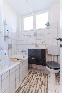 武科瓦尔Dobro Došli Vukovar的浴室设有黑色的卫生间和水槽。