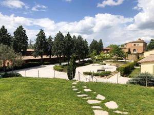 Osteria Delle NociISA - Luxury Resort with swimming pool immersed in Tuscan nature, Villas on the ground floor with private outdoor area with panoramic view的草丛中的小径花园