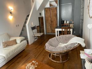 吕兹-圣索沃尔Les remparts的客厅配有沙发和桌子