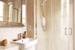切尔滕纳姆Belle Vue Regency King size w Free Parking的白色的浴室设有水槽和淋浴。