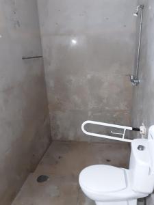 里斯本Vintage Sailboat in Belém的浴室位于隔间内,设有白色卫生间。