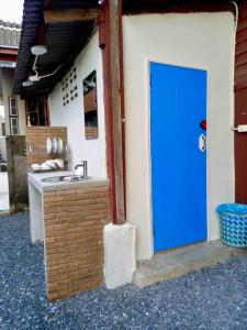 清迈Grandma’s House的大楼边的蓝色门,带水槽