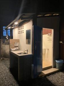 清迈Grandma’s House的一间带水槽和淋浴的小浴室