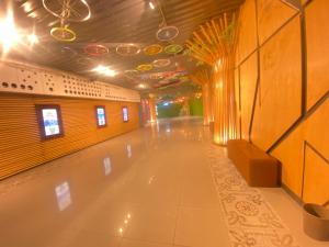 伊斯兰堡Viceroy Luxury Hotel Apartments Islamabad的大楼内铺着瓷砖地板的长走廊
