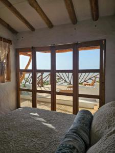 DibullaEl Secreto的一间卧室配有一张床,享有海景