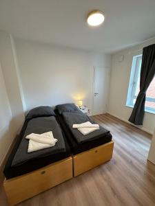 汉堡NorthWest Apartments的一间卧室配有一张带两个枕头的床