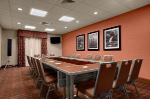 Magnolia蒙古利亚汉普顿酒店的一间会议室,配有长桌子和椅子