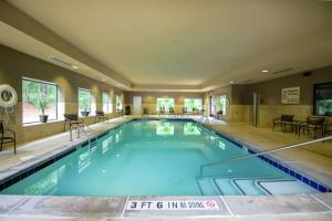 Flowery Branch杉科汉普顿套房酒店 的大楼内一个蓝色的大型游泳池