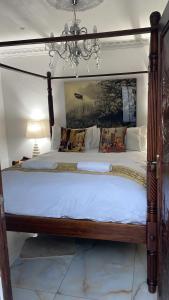 彼得马里茨堡Casa 57的卧室内的一张带木框的大床