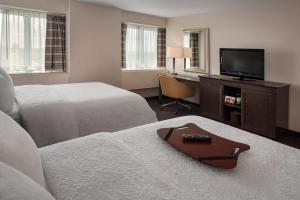 密尔沃基密尔沃基市中心希尔顿恒庭旅馆&套房酒店的酒店客房设有两张床和一台平面电视。
