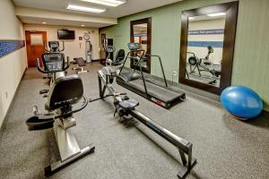 莫里斯敦莫里斯敦汉普顿酒店的健身房,室内设有健身自行车和球