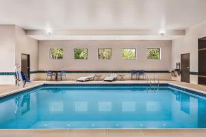 奎克敦汉普顿夸克敦酒店的蓝色的游泳池,位于酒店客房内