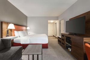 奎克敦汉普顿夸克敦酒店的配有一张床和一台平面电视的酒店客房