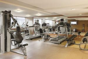 阿灵顿海茨芝加哥希尔顿逸林酒店 - 阿灵顿高地的健身房,配有一系列跑步机和机器