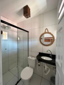 杰里科科拉AZULIKITE的一间带卫生间和水槽的浴室