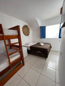 杰里科科拉AZULIKITE的小房间设有双层床和梯子