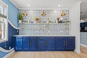 默特尔比奇Luxurious Home with Theatre Room的厨房配有蓝色橱柜和蓝色的墙壁