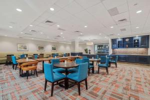 新奥尔良新奥尔良法国区/中央商圈希尔顿花园酒店的一间配备有桌子和蓝色椅子的用餐室