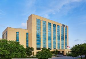 圣安东尼奥DoubleTree by Hilton San Antonio Airport的一座大型办公楼,有很多窗户