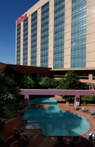 圣安东尼奥DoubleTree by Hilton San Antonio Airport的大楼前设有游泳池的酒店