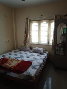 班加罗尔Bangalore homestay的一间卧室设有一张大床和窗户