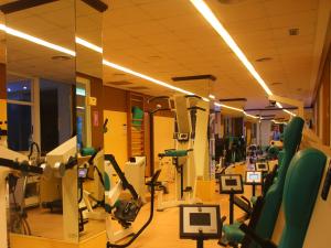 卡尔佩AR Roca Esmeralda & SPA Hotel的健身房设有许多跑步机和健身器材