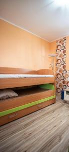 克拉列沃Zlatni Prag - Kraljevo的一间客房内配有两张双层床的房间