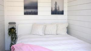 米兹多洛杰Happyfugu Domki Letniskowe的卧室配有白色的床和2个枕头