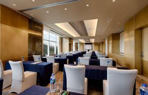 厦门厦门希尔顿逸林酒店的一间设有蓝色桌子和白色椅子的房间