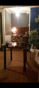 蒙得维的亚Patio Urbano Suites & beds的带厨房的客房内的木桌