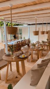 圣米格尔-杜戈斯托苏Monte Alegre Beach的用餐室配有木桌和椅子