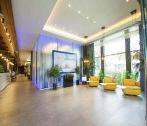 博卢波鲁希尔顿汉普顿酒店的大厅,在大楼里长沙发和植物