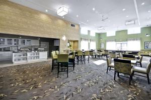 奥古斯塔Homewood Suites By Hilton Augusta Gordon Highway的餐厅内带桌椅的用餐室