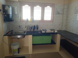班加罗尔Bangalore homestay的厨房配有水槽和台面