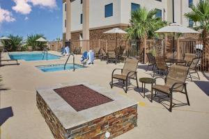 帕克Hampton Inn Parker, AZ的一个带桌椅的庭院和一个游泳池