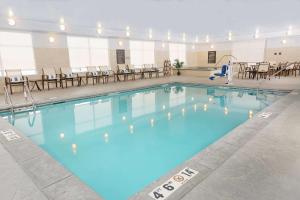 法戈Homewood Suites By Hilton West Fargo/Sanford Medical Center的大楼里一个蓝色的大泳池