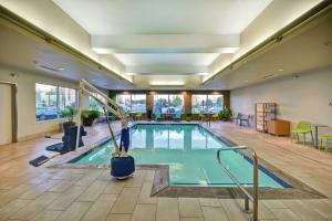 斯普林菲尔德Home2 Suites by Hilton Springfield North的大型游泳池位于酒店客房内,