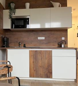 布拉格DE LUXE Apartment, WIFI, TV 65"的厨房配有白色橱柜和台面