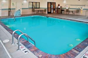 海伦娜海伦娜假日酒店的蓝色海水大型游泳池