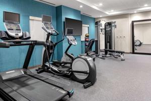 索尔兹伯里Home2 Suites By Hilton Salisbury的健身房,室内有3辆健身自行车