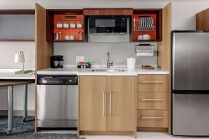 索尔兹伯里Home2 Suites By Hilton Salisbury的厨房配有水槽和冰箱